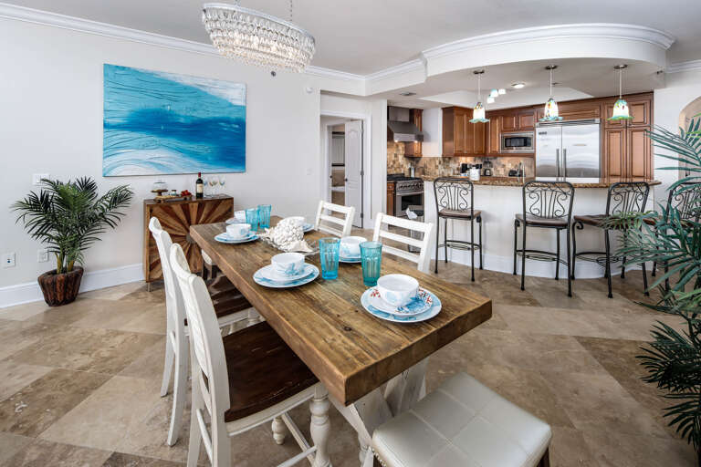 Spacious open area between dinning area and bar area.