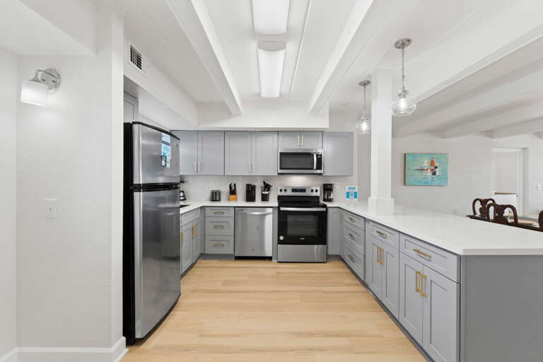 Full service kitchen with stainless steel appliances 