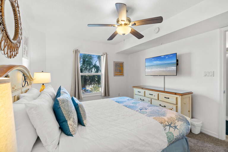 Queen size bed and a flat screen TV.