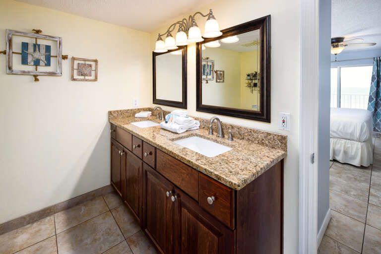 This double sink / double mirror adds to the luxury level of this unit. Not to mention plenty of counter space. 
