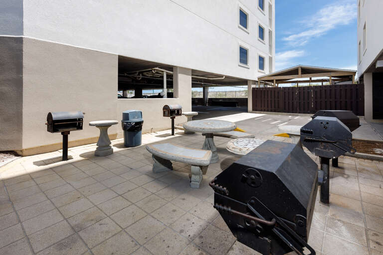 The possibility of dinner outside is made easy for you.   The possibility of dinner outside is made easy for you.