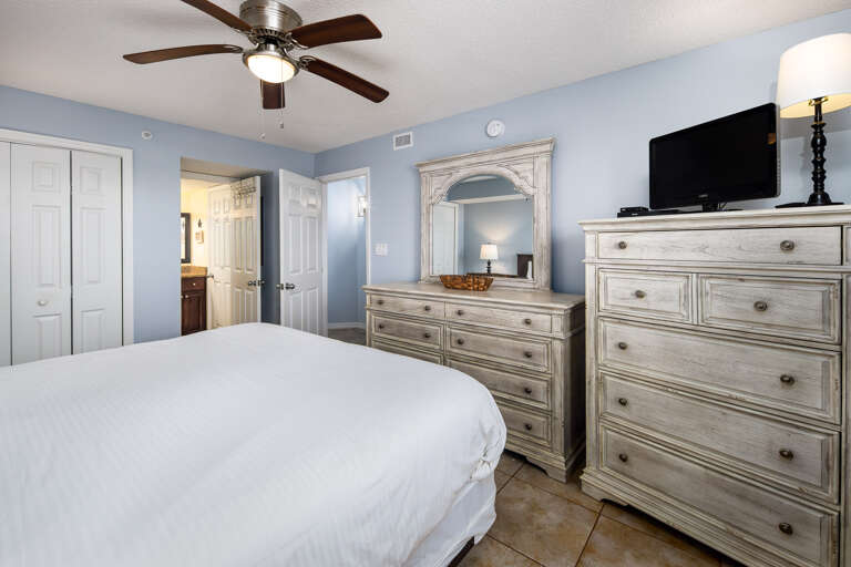 A king size bed for a comfortable sleep.  Tile floors so there is no worry about getting sand in the carpet. 