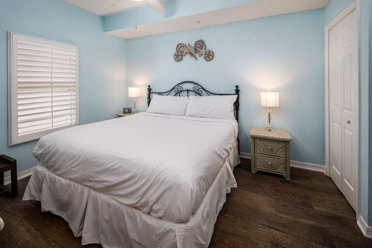 After a long day on the beach you can have a great nights sleep in this bedroom. 