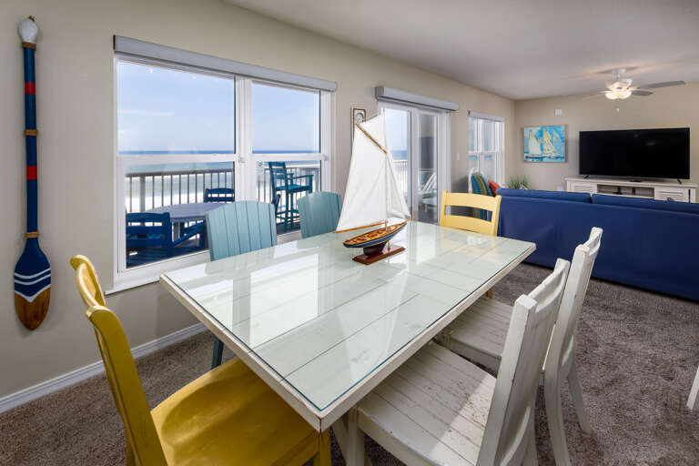 Table for 6 next to the kitchen for your convenience 