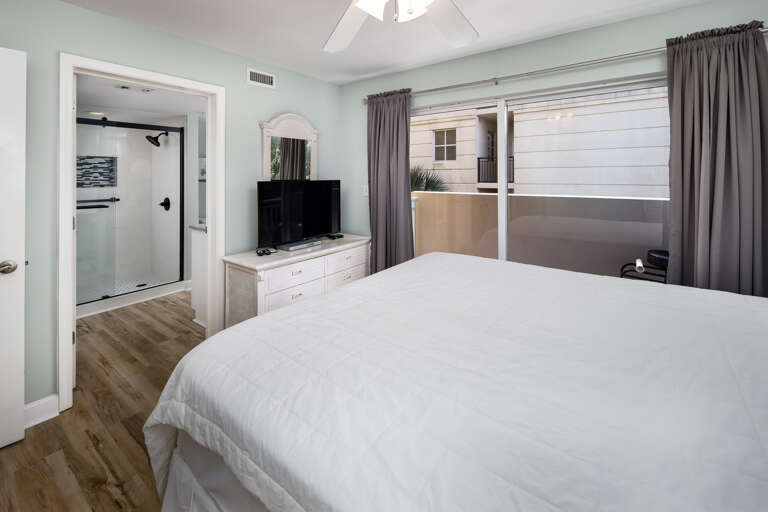 Smart TV and King sized bed. Perfect for relaxing and unwinding! Smart TV and King sized bed. Perfect for relaxing and unwinding!