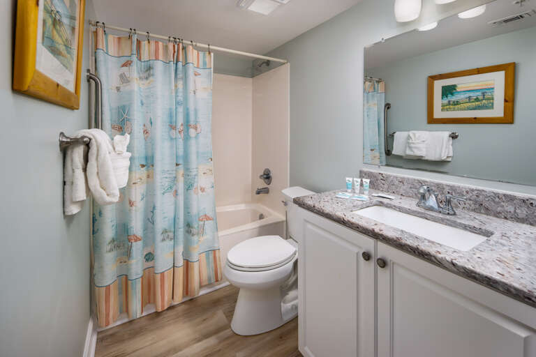 Tub/shower combo. Double access from the hallway and guest bedroom Tub/shower combo. Double access from the hallway and guest bedroom