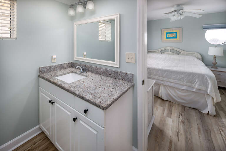 En suite bathroom, granite counter top En suite bathroom, granite counter top
