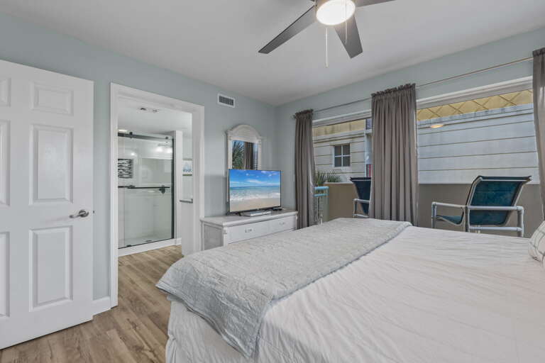 Smart TV and King sized bed. Perfect for relaxing and unwinding!