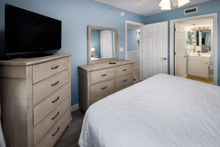 Lots of drawer space and an en suite bathroom 