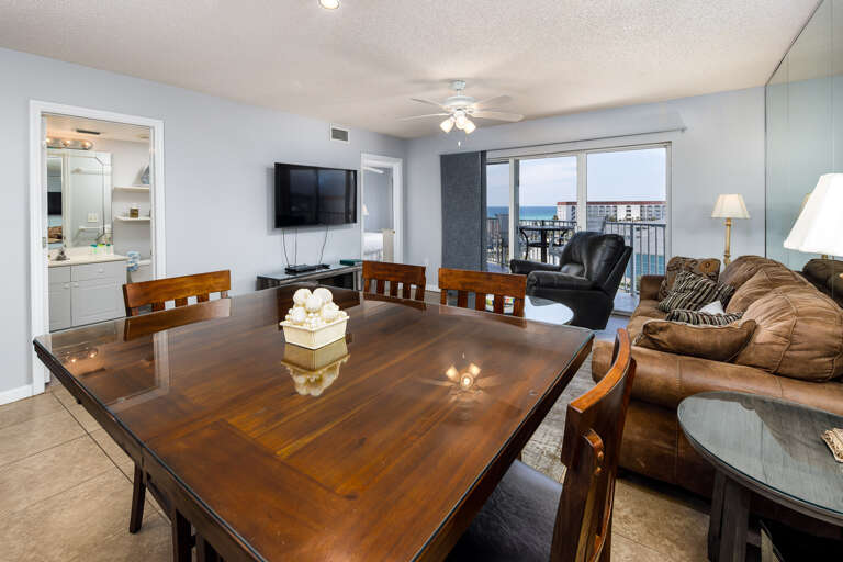 Dining Room Table View - perfect for a sit down dinner or for entertaining with friends. Dining Room Table View - perfect for a sit down dinner or for entertaining with friends.