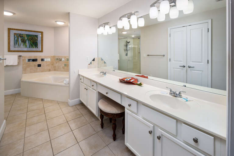 Huge tub and two sinks in the master bathroom