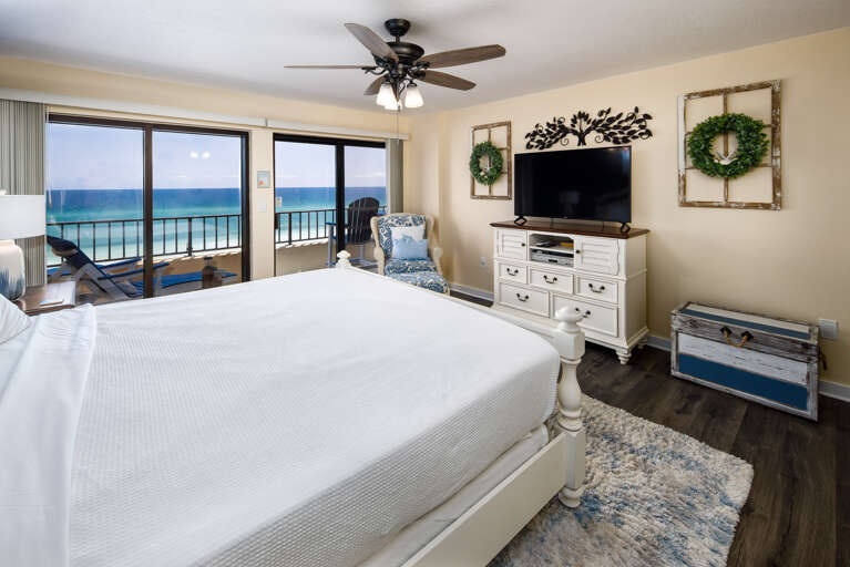 Rest up for your next day of fun in the sun in this lovely King Bed