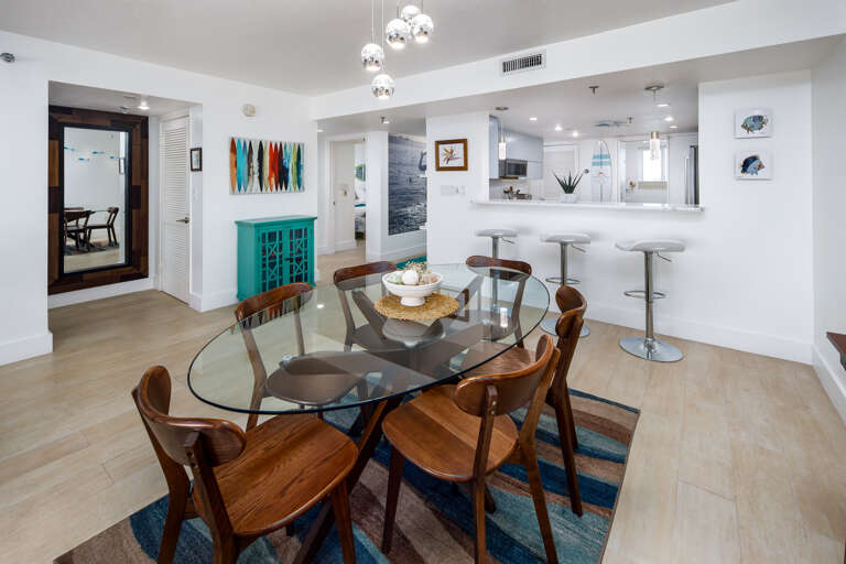 Can you imagine your next family's meal in this beautiful condo. Enough space for 6 with additional seating at the breakfast bar.