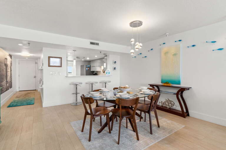 Can you imagine your next family's meal in this beautiful condo. Enough space for 6 with additional seating at the breakfast bar.