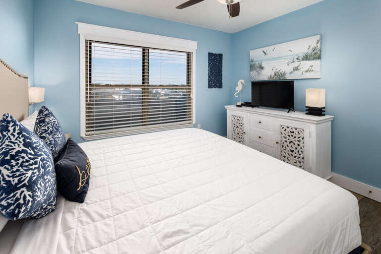 King size bed ready for you to have sweet dreams!