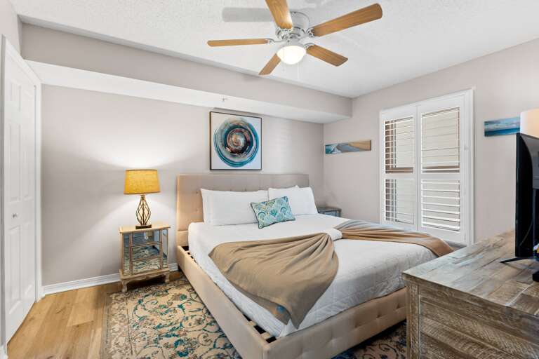 A king sized bed in this bedroom. 