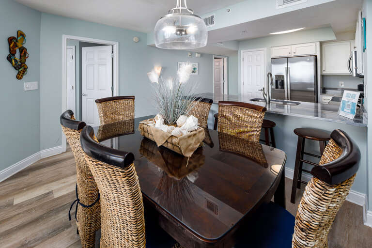 A gorgeous dining set A gorgeous dining set