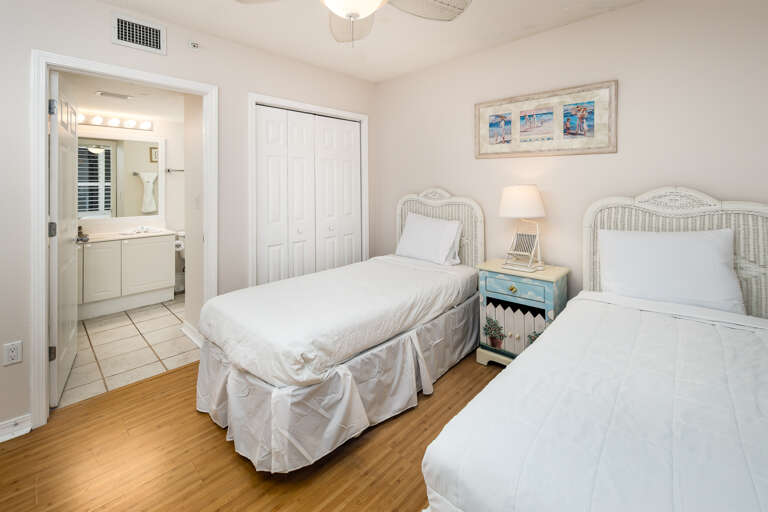 The second guest bedroom features two twin beds. 