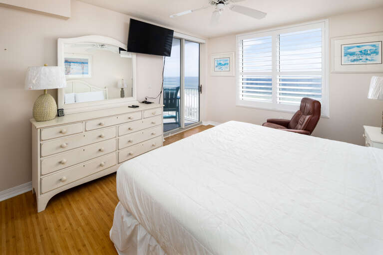 Wake up to gorgeous emerald waves right outside your bedroom!