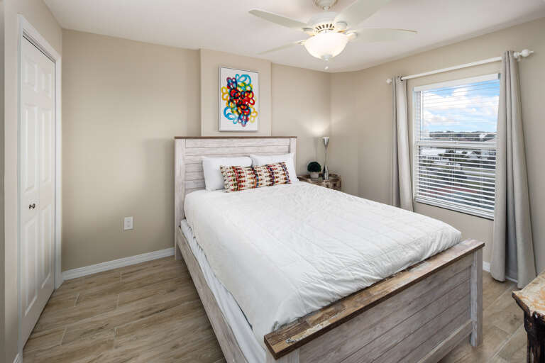 This guest room comes with a queen size bed