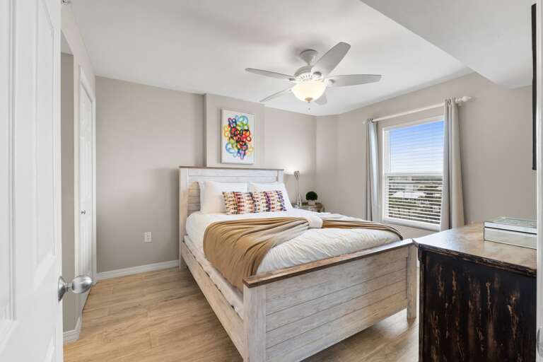 This guest room comes with a queen size bed