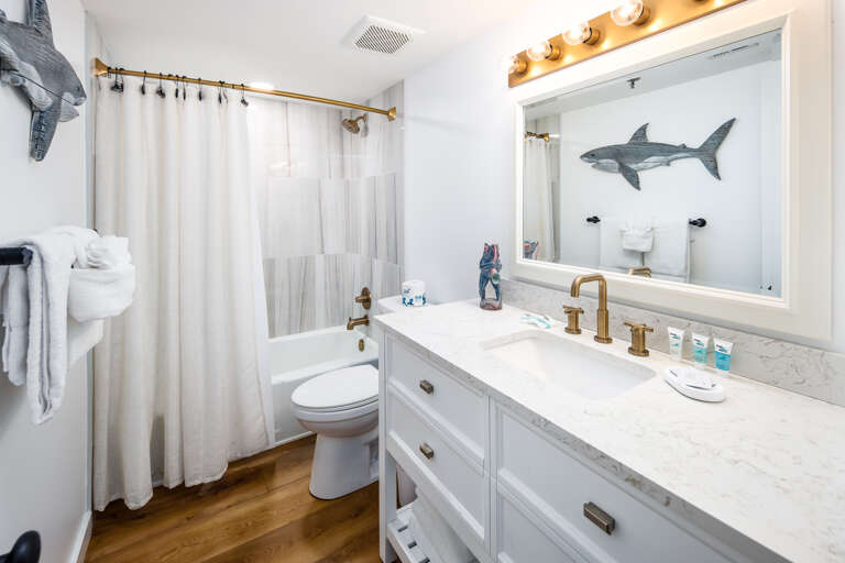 Wash away the suncreen and get ready to dinner!