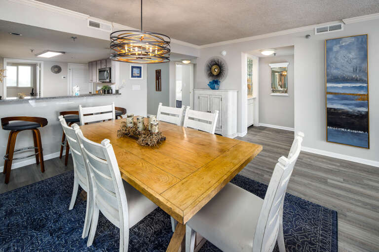Dining for 6 with additional seating at the breakfast bar.