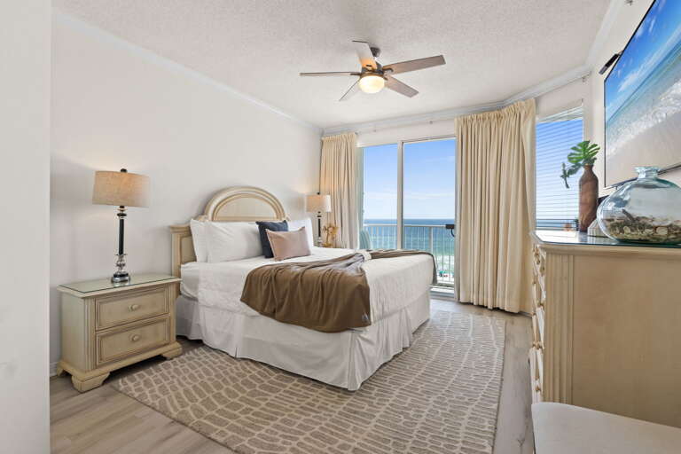A king size bed will have you sleeping like a baby!  Wake up to the waves crashing against the shore. 