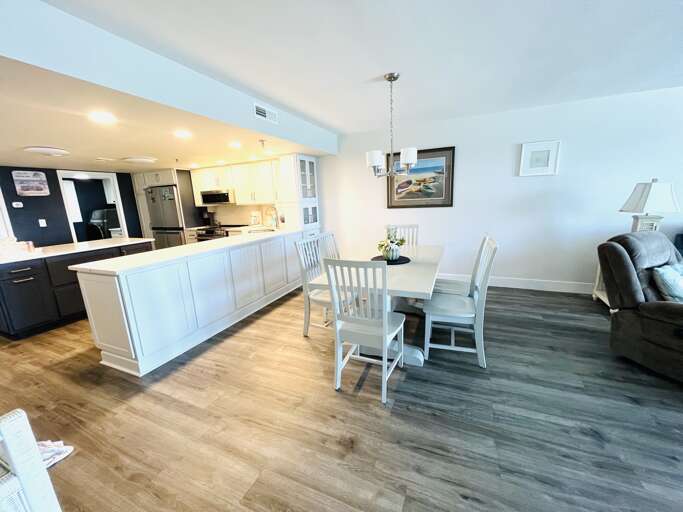 Can you imagine your next family's meal in this beautiful condo