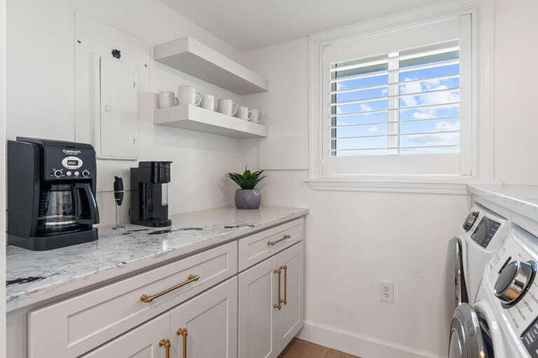 A dedicated coffee bar makes mornings easy, while the nearby laundry area adds extra convenience for longer stays.