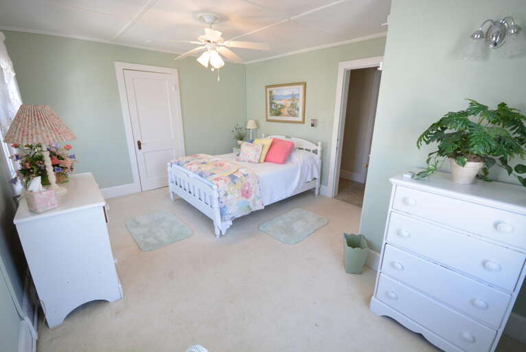 2nd floor Queen Bedroom