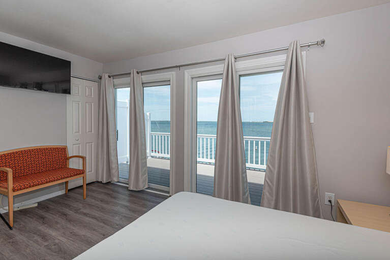 QUEEN-BEDROOM-BAY-FRONT