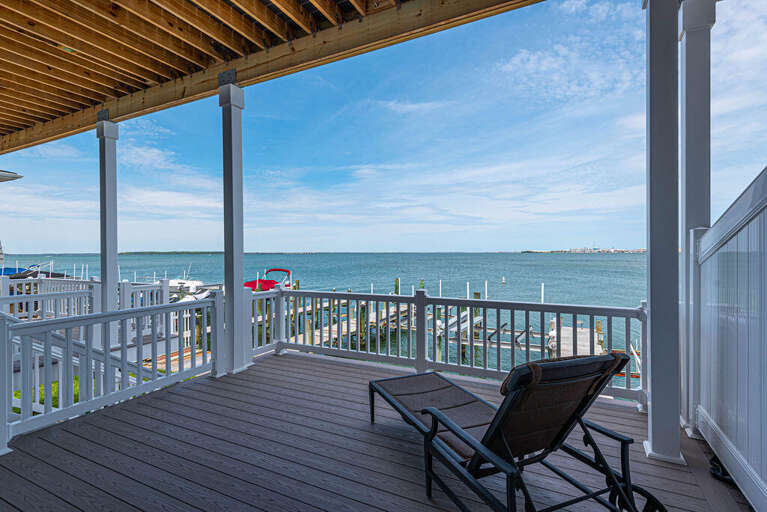 WILD BAY LANDING 2-LIVING-ROOM-BALCONY