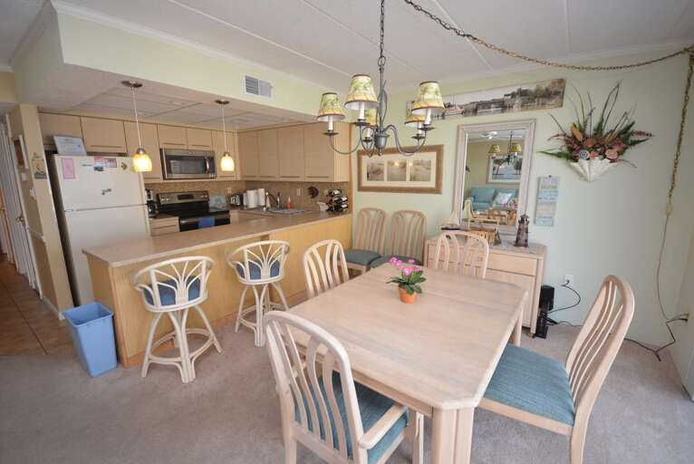 Dining Area and Breakfast Bar