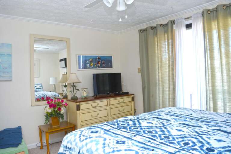 QUEEN-BEDROOM QUEEN-BEDROOM