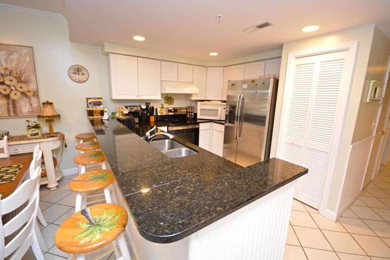 Kitchen and Breakfast Bar