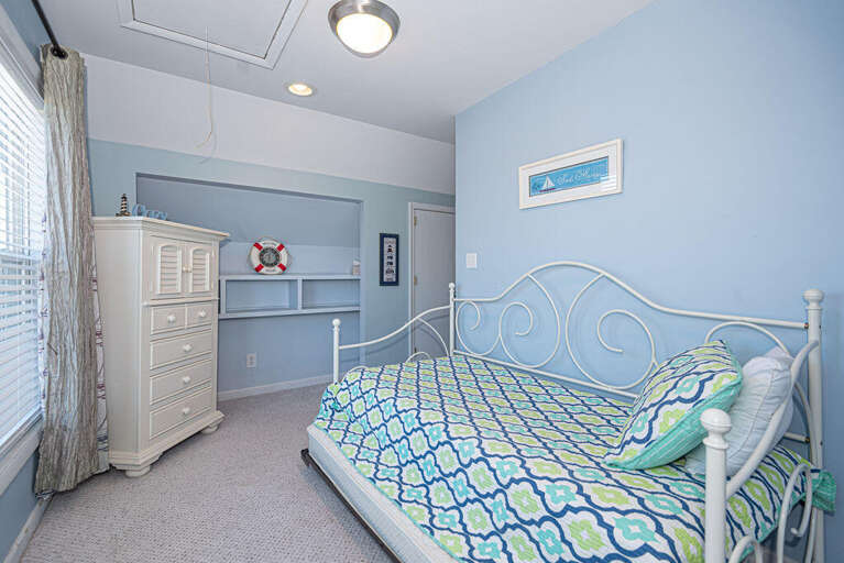 TWIN-TRUNDEL-BEDROOM