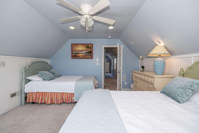 UPSTAIR-TWO-QUEEN-BEDROOM