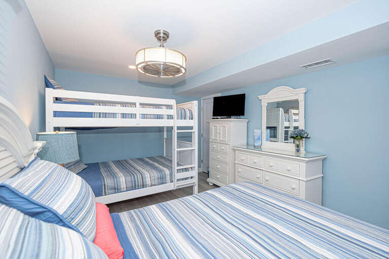 QUEEN-BED-TWO-DOUBLE-BUNKS