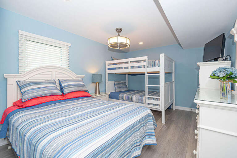 QUEEN-BED-TWO-DOUBLE-BUNKS