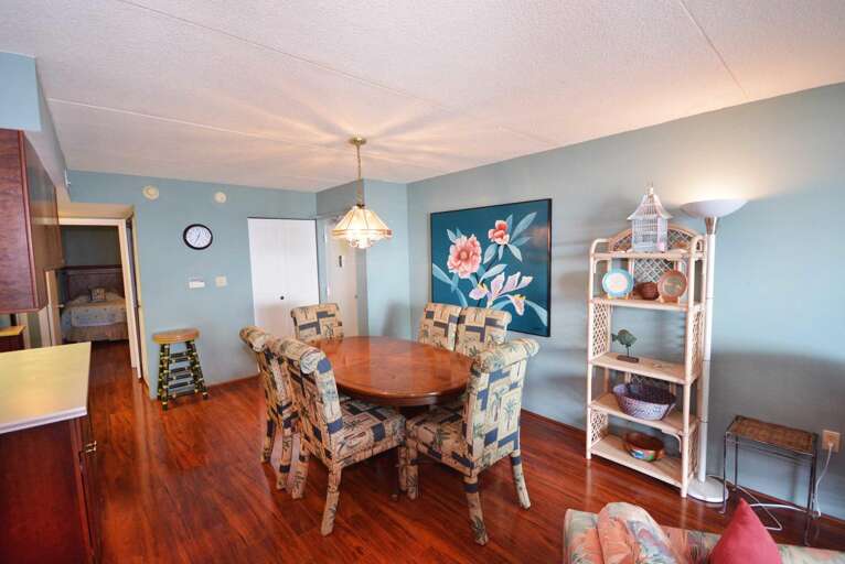 Spinnaker 44 Dining Area