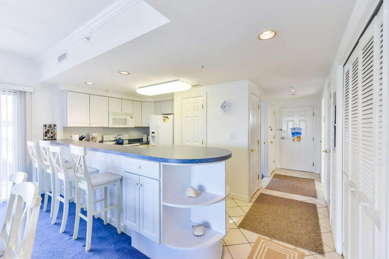 Full-Size Kitchen w/Breakfast Bar