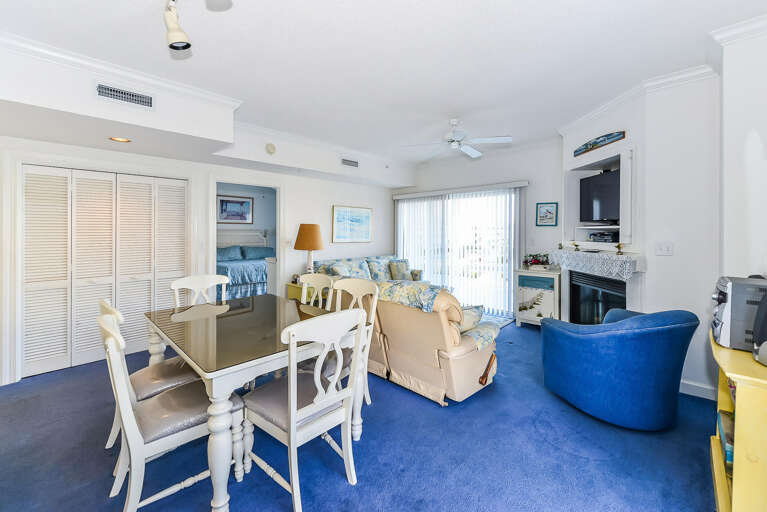 Lorelei 201 Living/Dining Room