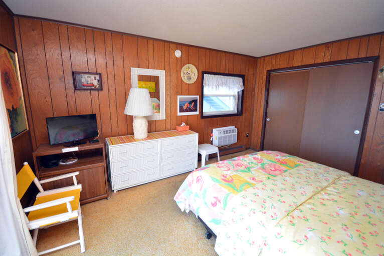 QUEEN-MASTER-BEDROOM