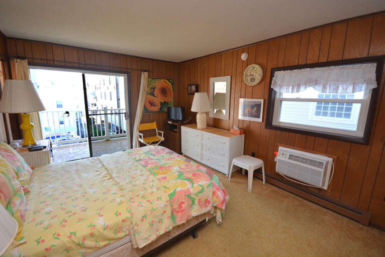 QUEEN-MASTER-BEDROOM