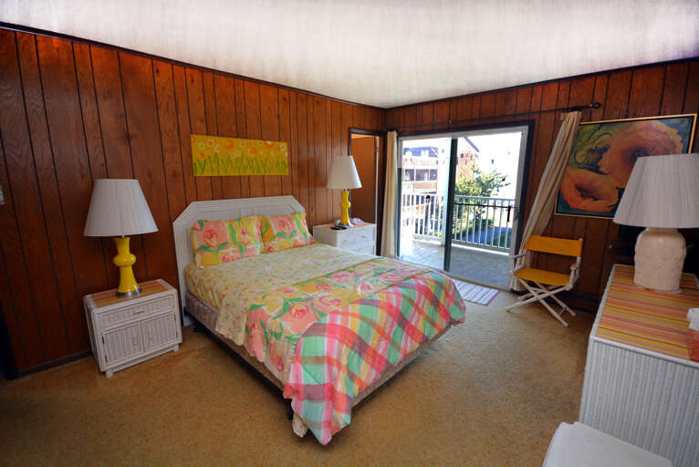 QUEEN-MASTER-BEDROOM