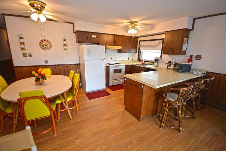 Sea Raider 302 Kitchen/Dining Room