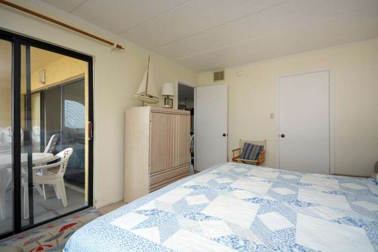 MASTER-BEDROOM-KING-OCEAN-FRONT