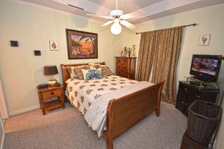 Queen Master Bedroom 