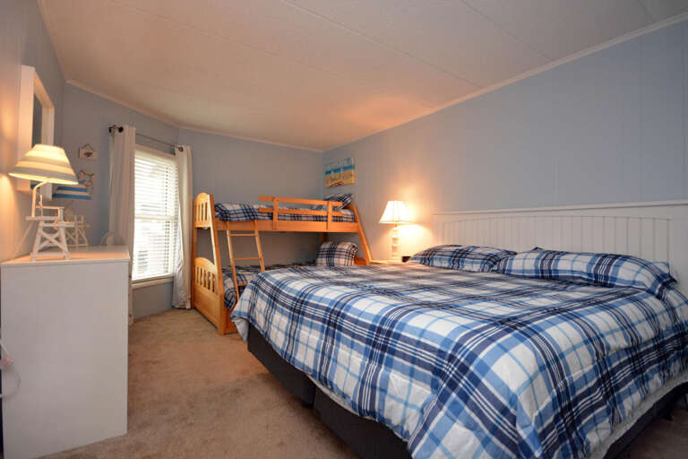 QUEEN-AND-PYRAMID-BED